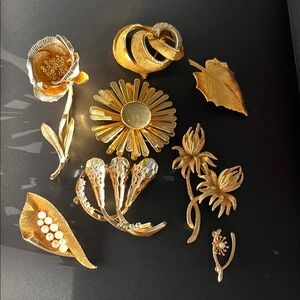 Lot of gold tone vintage costume Brooch Set
